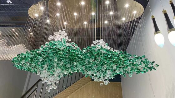 لابی هتل با لوستر کریستالی تزئینی روستایی ترکیه