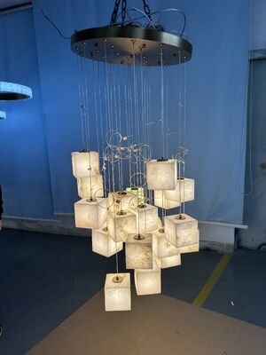 لوکس مدرن سفارشی مربع چراغ قوه برنجی ال ای دی با آویز بزرگ آلباستری ارتفاع تنظیم شده برای اتاق نشیمن