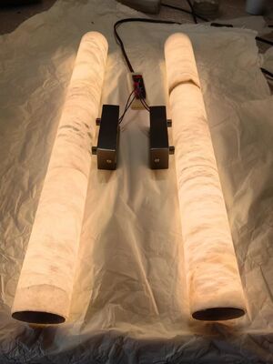 اتاق خواب مدرن کنار تخت خواب طلا و سیاه چراغ دیواری LED اسپانیایی آلباستر طبیعی